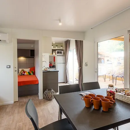 Diana & Josip Mobile Homes פארק נופש