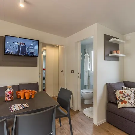 Diana & Josip Mobile Homes منتزه العطل