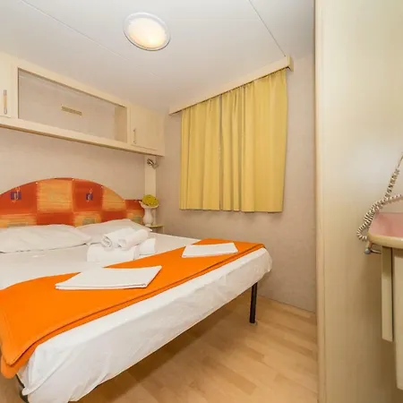 Diana & Josip Mobile Homes منتزه العطل