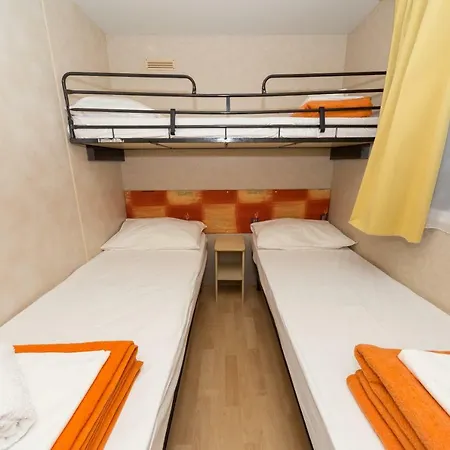 Diana & Josip Mobile Homes منتزه العطل 3*