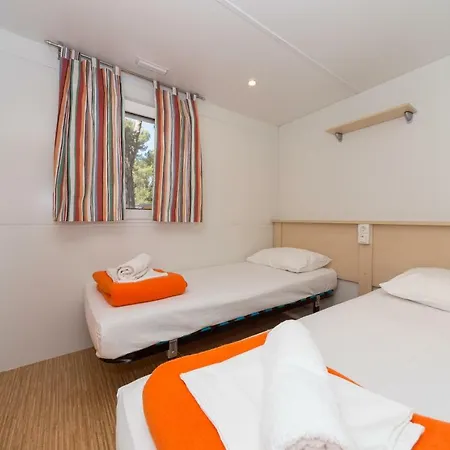Diana & Josip Mobile Homes منتزه العطل