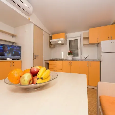 Diana & Josip Mobile Homes منتزه العطل 3*